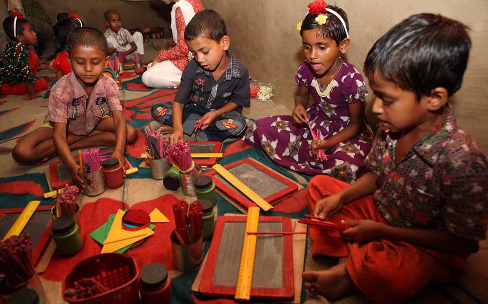 Bangladesch Let us learn: Kinder in einer Vorschulgruppe. 
