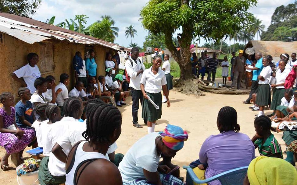 Let Us Learn: Mädchen in einem Dorf in Liberia werben für den Schulbesuch. 