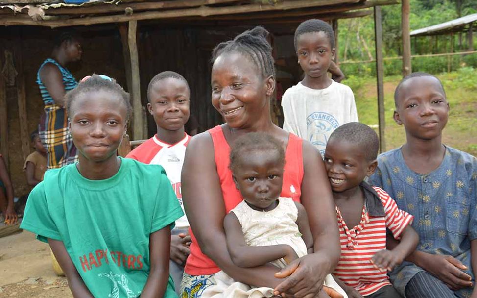 Liberia Let us learn: Eine sechsfache Mutter freut sich, dass ihre Tochter jetzt zur Schule gehen kann.