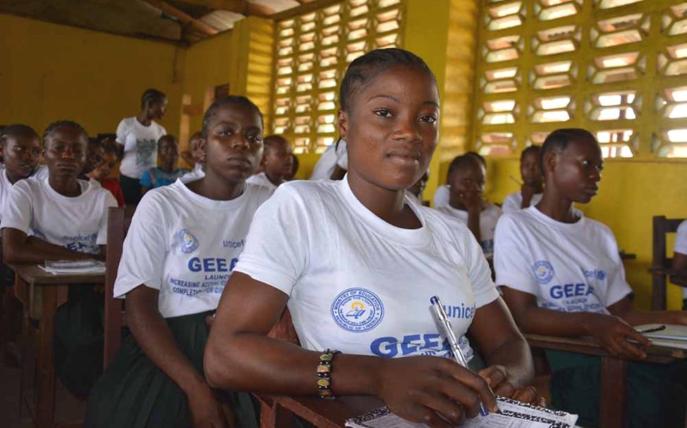 Liberia Let us learn: Jugendliche holen in einer Aufholklasse Schulstoff nach. 