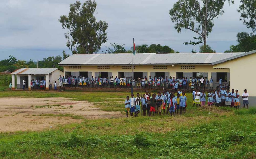 Madagaskar Let Us Learn: Schulkinder stehen vor ihrem Schulgebäude. 