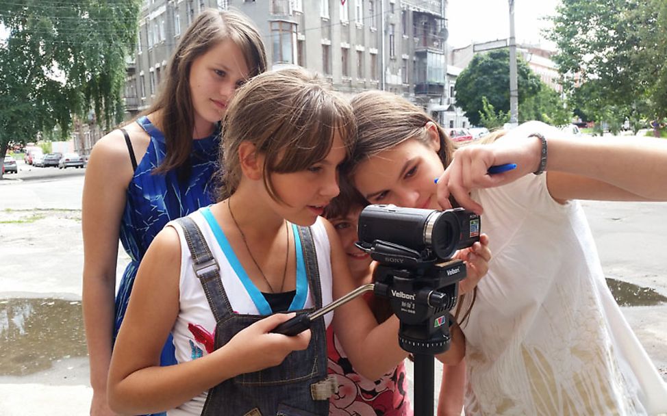 Ukraine: Flüchtlingsmädchen aus Donetsk und Luhansk beim Videodreh