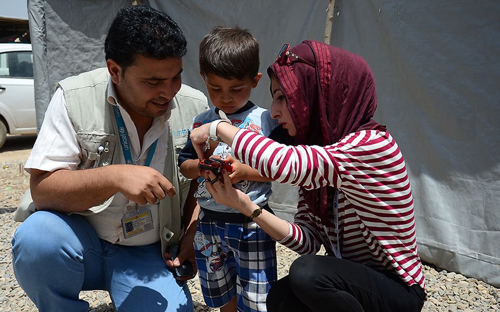Irak: UNICEF-Mitarbeiter Jwan mit Wafa und Farhan