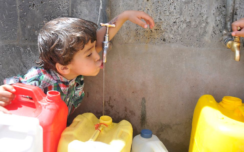 Jemen: Sauberes Trinkwasser für Flüchtlingskinder