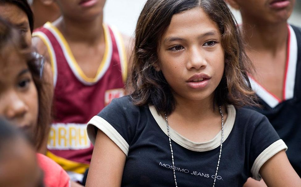 Manila, Philippinen: 13jähriges Mädchen lebt auf der Straße