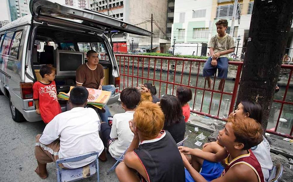 Manila, Philippinen: Unterricht für Straßenkinder vom Kleinbus aus