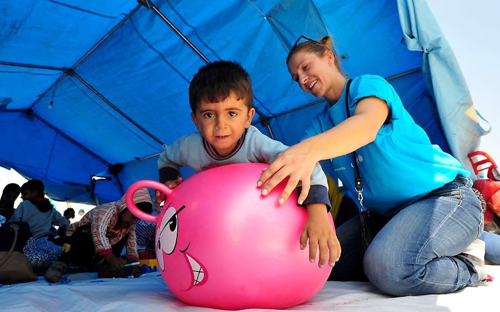Mazedonien: UNICEF-Helfer betreuen Flüchtlingskinder