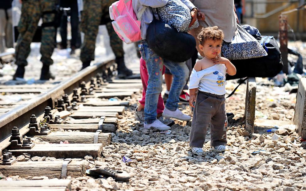 Syrische Flüchtlinge: Junge allein vor Gleisen