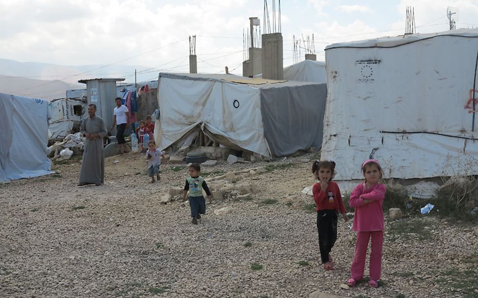 Flüchtlingskinder im Libanon: Behausungen aus Plastikplanen, Pappe, Holzbrettern
