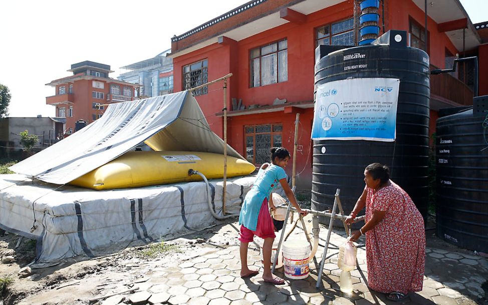 Nepal Erdbeben: UNICEF-Wassertanks für Trinkwasser im Camp