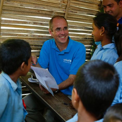 Nepal Erdbeben: UNICEF-Geschäftsführer Christian Schneider besucht Kinder