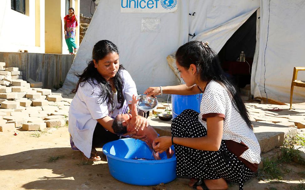 Nepal Erdbeben: Sauberes Wasser für die Baby-Hygiene