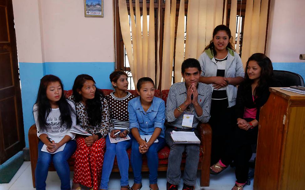 Nepal Erdbeben: Jugendliche in der Stadt Charikot