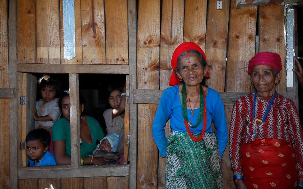 Nepal Erdbeben: Frauen und Kinder in Bhirkot