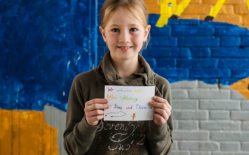 Dora (9) wünscht Flüchtlingskindern die Möglichkeit zu spielen