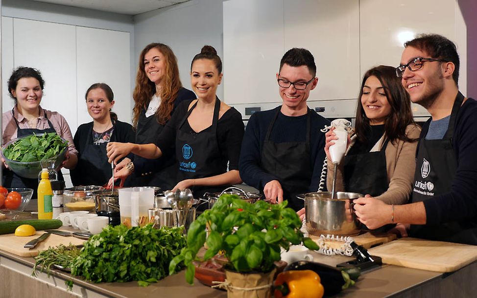Mandy Grace Capristo startet UNICEF-Aktion "Kochen für freunde"