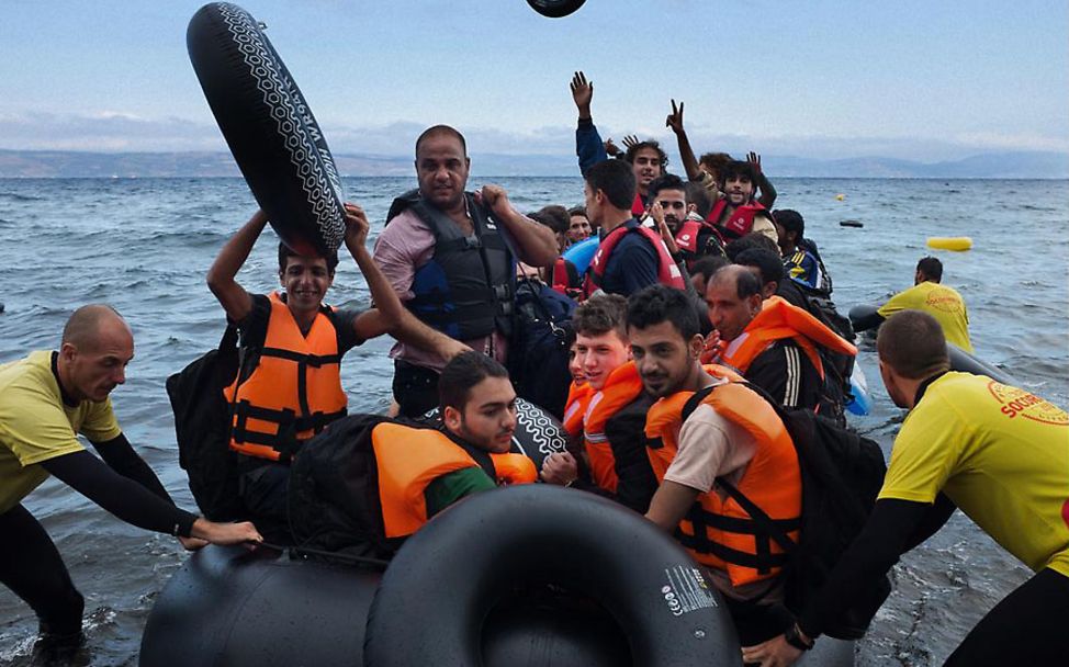 Ein überfülltes Flüchtlingsboot geht an der Insel Lesbos an Land.