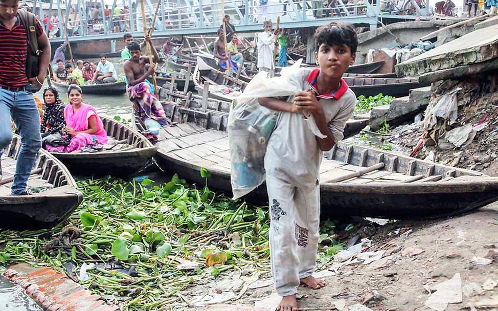 Straßenkinder in Bangladesch: Milon schlägt sich alleine durch. 