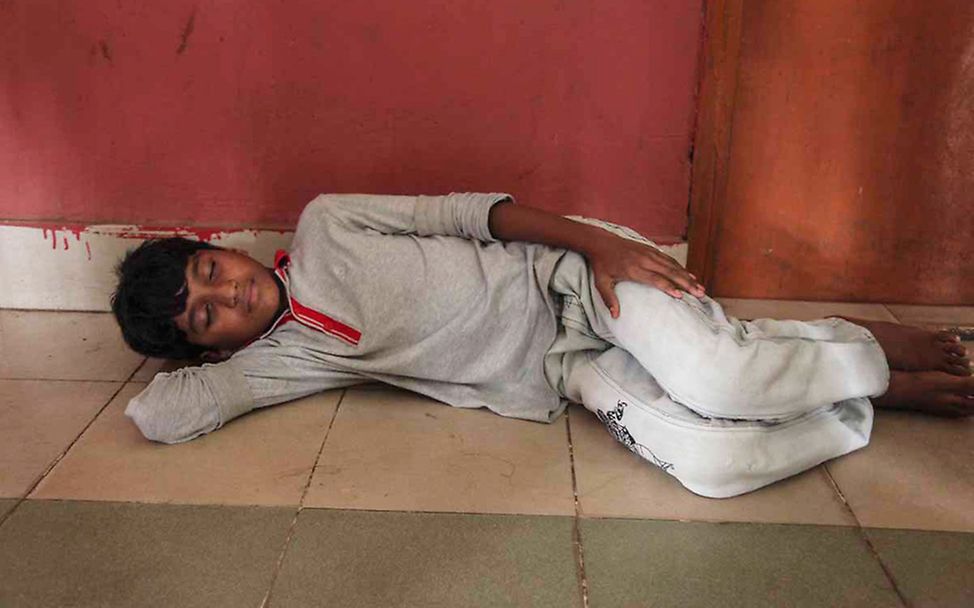 Straßenkinder in Bangladesch: Milon schläft auf dem harten Boden. 