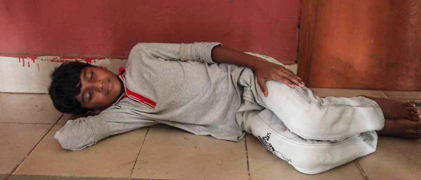 Straßenkinder in Bangladesch: Milon schläft auf dem harten Boden. 