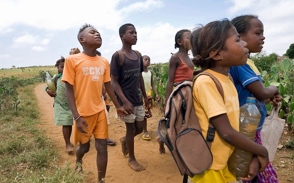 Madagaskar: Kinder auf dem Weg zur Schule 