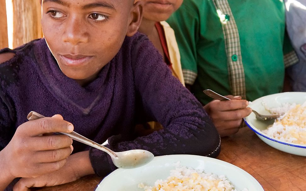 Schule in Madagaskar: Auch Mittagessen gibt es für die Kinder 