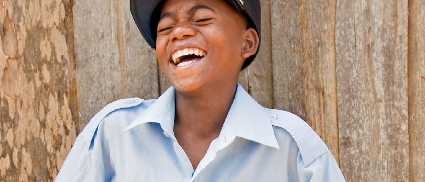 Kinder weltweit: Manjo aus Madagaskar träumt davon, Polizist zu werden.