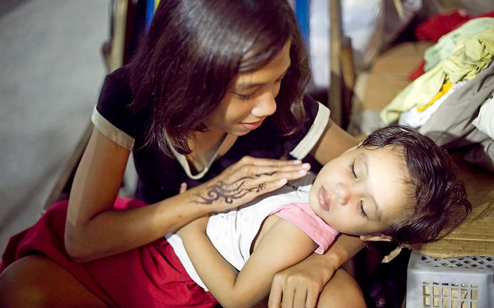 Philippinen: Marie passt tagsüber auf ihre jüngeren Geschwister auf 