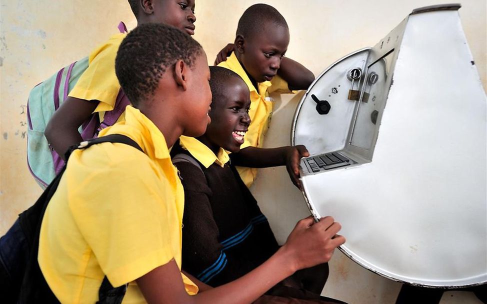 UNICEF in Uganda: Kinder spielen mit Solarcomputer